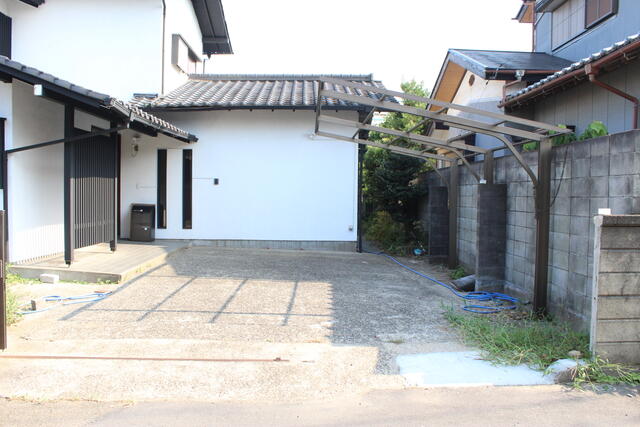 現地（駐車場）／普通車１台・軽自動車１台駐車スペース