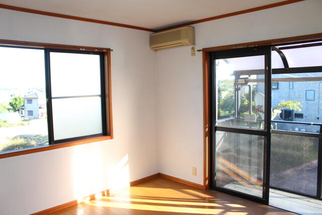 リビング以外の居室／南向き角部屋、バルコニー付き、洋室６．２８帖（２階）