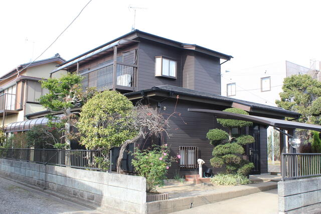 現地（外観）／ダークな色でかっこいい雰囲気の外観