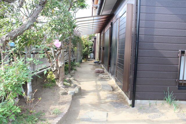 庭／南側、陽当りの良いミニガーデニングスペース