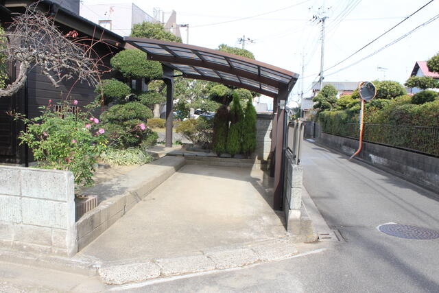 現地（駐車場）／屋根付き１台分駐車スペース