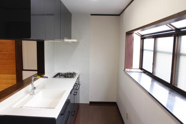 キッチン／吊戸棚付きのきれいなシステムキッチン