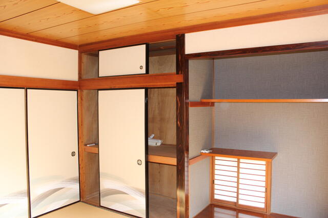 リビング以外の居室／床の間、押入付き