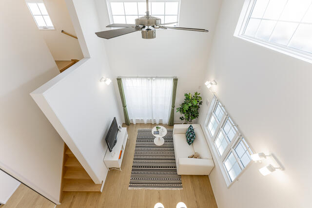 リビング／ロフトの障子窓から見下ろす吹き抜けの光とシーリングファンの風／撮影日2025-08-13