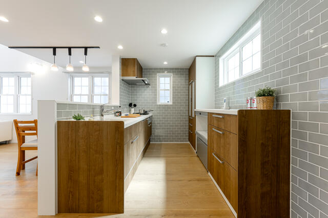 キッチン／機能性とデザイン性を追求。小窓から差し込む自然光が、朝の支度／撮影日2025-08-13