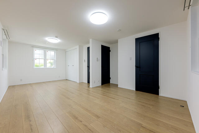 リビング以外の居室／ドアと収納２箇所付き。１０年以内であれば、工事費無料で２部屋／撮影日2025-08-13