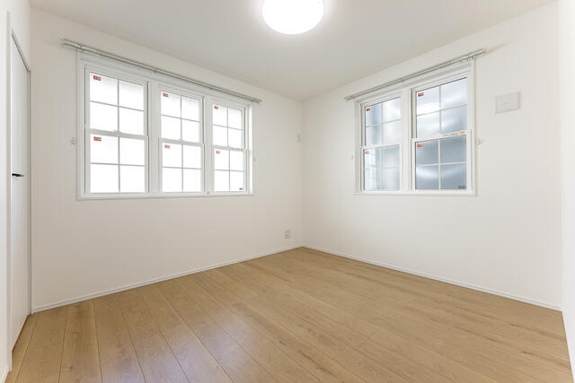 リビング以外の居室／１階洋室には、クレトイシ製モンタージュシリーズの複層樹脂ガラ／撮影日2025-08-13