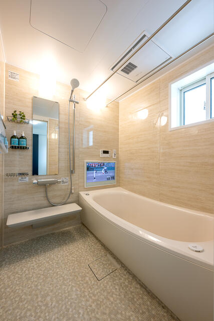 浴室／マイクロバブルの湯に浸かりながら、２２型テレビでお気に入りの／撮影日2025-08-13