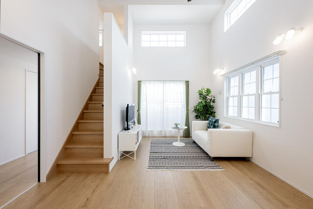 リビング／明るく開放的な空間で、風通しも良好。リビングイン階段で家族の／撮影日2025-08-13