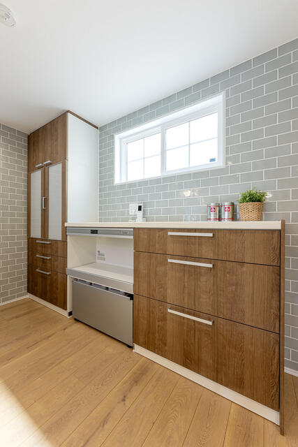 キッチン／木目調のカップボードが家電や食器をすっきり収納。グレータイル／撮影日2025-08-13