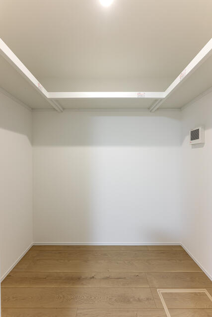 収納／コンパクトでも使いやすいウォークインクローゼット。枕棚を活用／撮影日2025-08-13