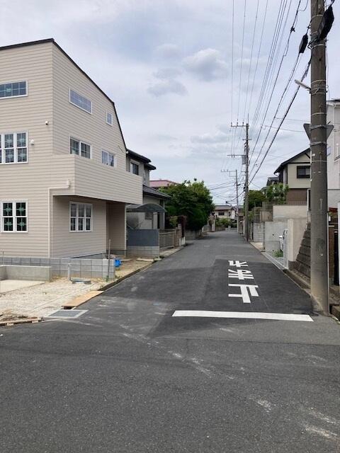 現地（外観）／車庫入れしやすい北東側前面道路は幅員５．９ｍの公道です。東側