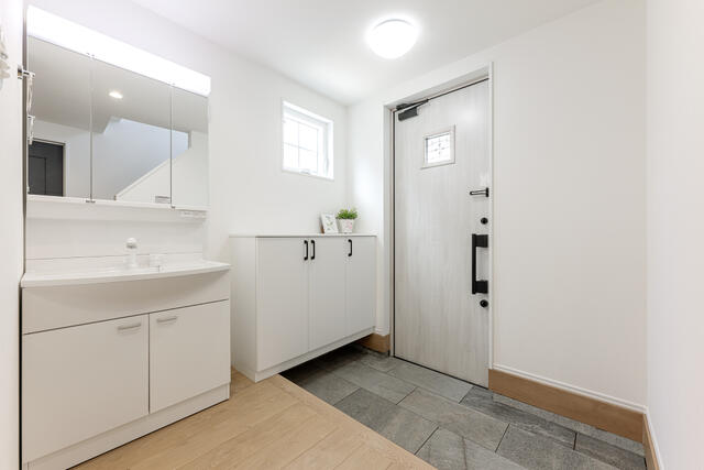 玄関／帰宅後すぐに洗面台で手洗い。小窓と下足収納上のディスプレイス／撮影日2025-08-13