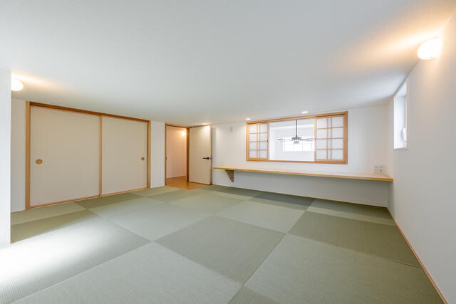 リビング以外の居室／ロフトは、琉球畳×障子窓が織りなす和の空間。カウンター付きで／撮影日2025-08-13