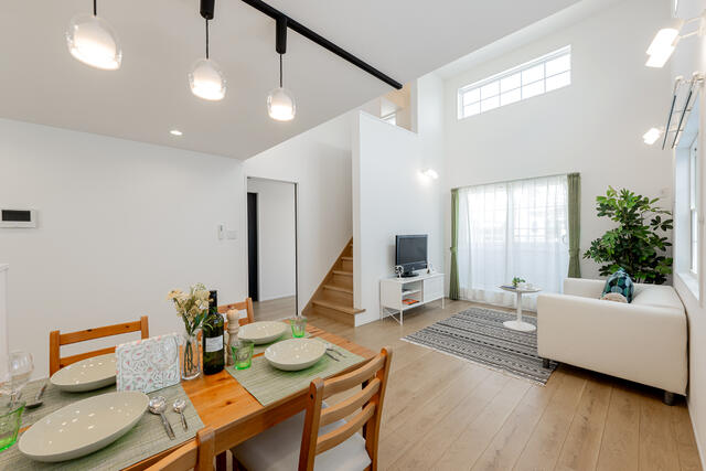 リビング／家族の時間を大切にしたい方へ。１７．７帖のＬＤＫは料理・食事／撮影日2025-08-13