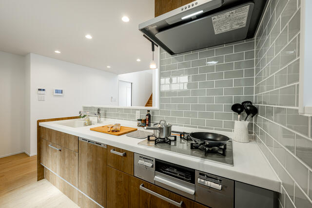 キッチン／木目調のキャビネットと白い天板が調和したナチュラルで洗練され／撮影日2025-08-13