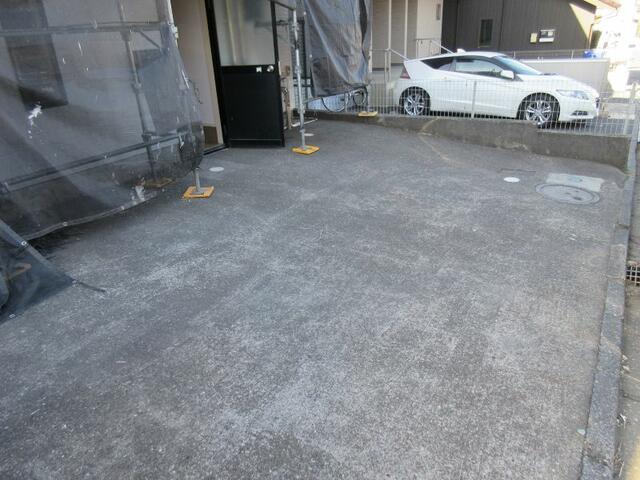 現地（駐車場）／駐車スペース　台数は車種によります。要確認