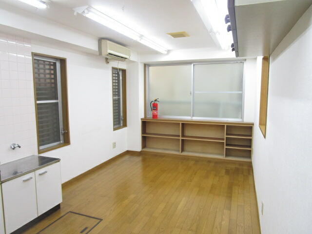 ドアから見た北側の居室東側