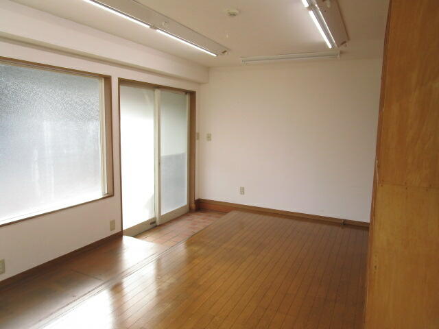 北東側から見た入口