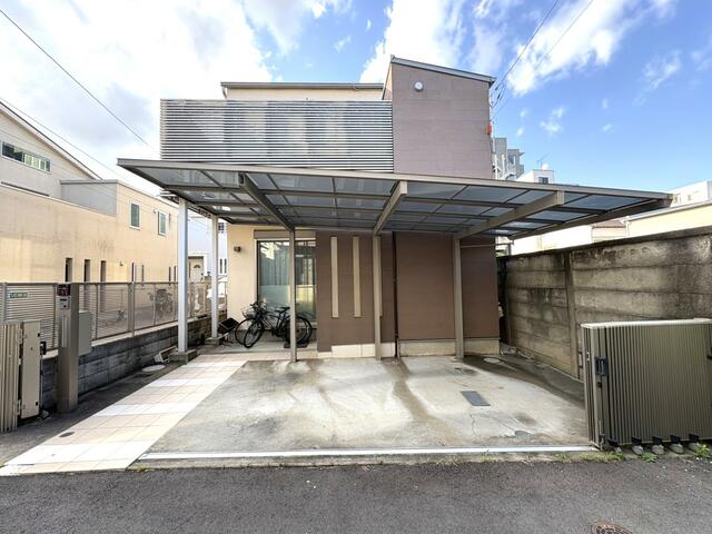 現地（外観）／お車によっては２台の駐車が可能。※車種制限あり