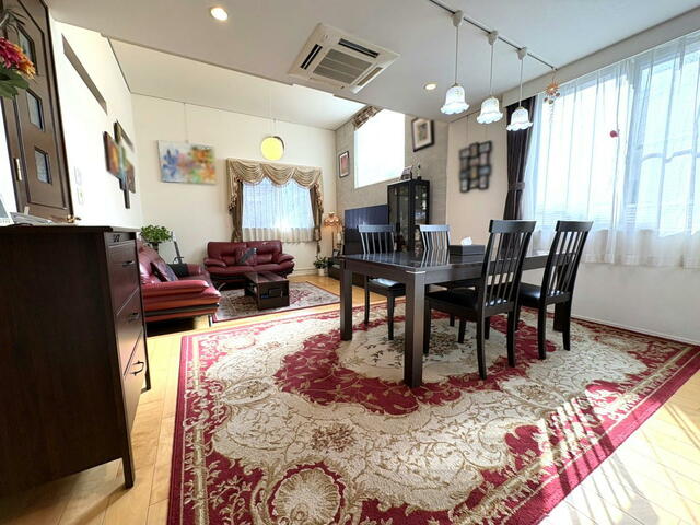 リビング／リビング繋がりに約２帖のお部屋がございます。収納としてはもち