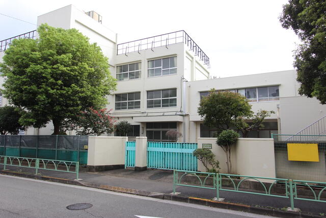 世田谷区立瀬田中学校 (550m)