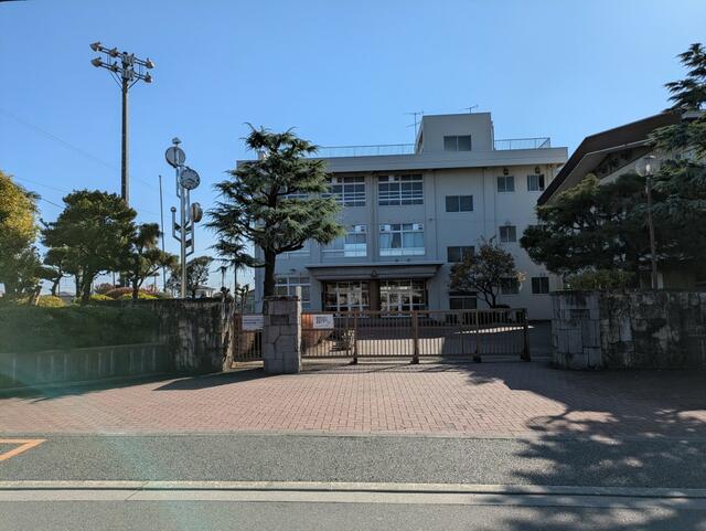 田名中学校 (300m)