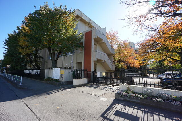 武蔵村山市立雷塚小学校 (477m)