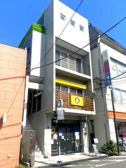 現地（外観）／１階はカフェ２階は美容室でお洒落な建物です♪