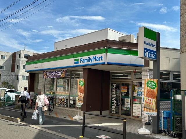 ファミリーマート (220m)
