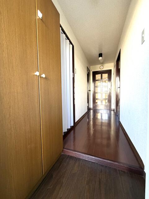 廊下部分の写真です。お部屋の中のフローリングは、シックなダー／撮影日2025-12-01
