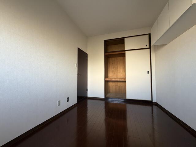 リビング以外の居室／北側約６．０帖洋室の収納です！／撮影日2025-12-01