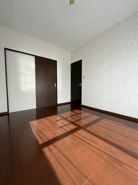 リビング以外の居室／南西側約６．４帖の洋室です！／撮影日2026-01-16