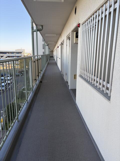 共用部（その他）／所在階の廊下になります。４階になりますので、廊下からの眺望も／撮影日2025-12-01