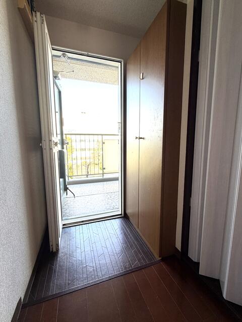 玄関／玄関の内側から撮影した写真です。大きなシューズボックスもあり／撮影日2025-12-01