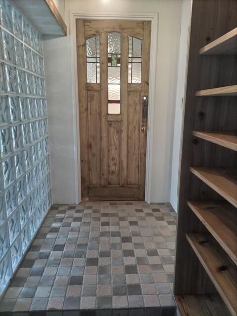 リビング以外の居室／玄関を開けた正面には、英国製アンティーク扉を設置