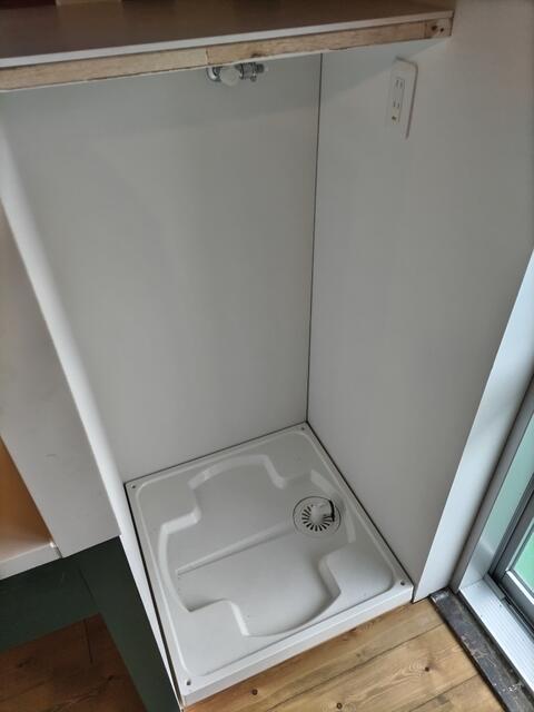 リビング以外の居室／ガスコンロの右側には洗濯機置場があります。洗濯が終わったらそ