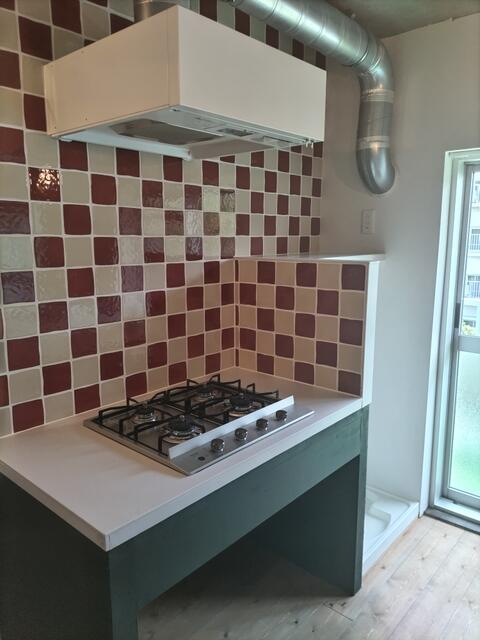 キッチン／料理好きにはたまらない４口コンロ。コンロの右側には・・・