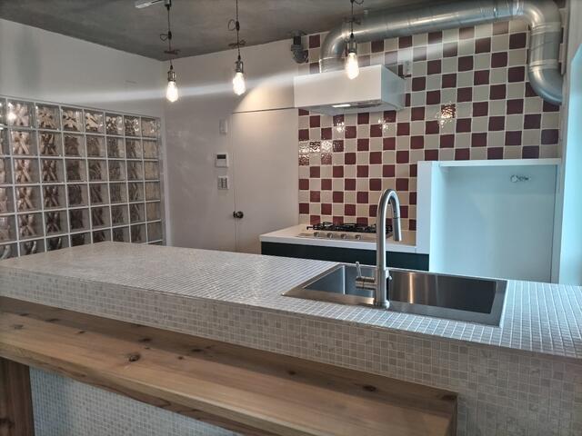 キッチン／赤と白のタイルが目を引くキッチン