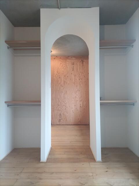 リビング以外の居室／洋室の入口はアーチ状に仕上げ、脇にはオープン収納を造作しまし