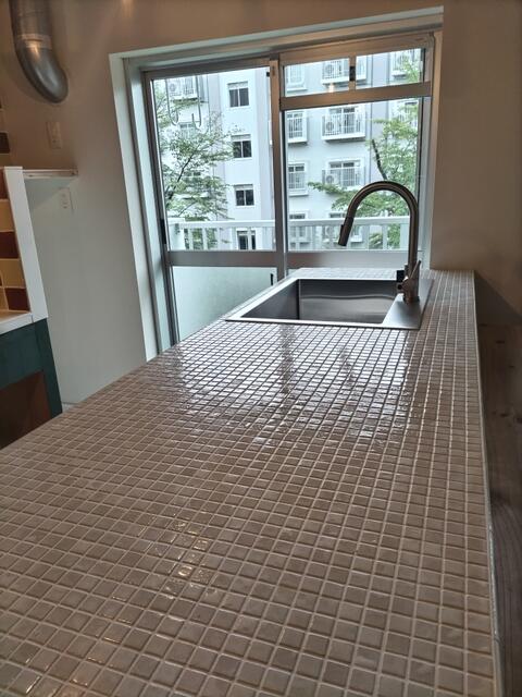 キッチン／キッチンカウンターはモザイクタイル仕上げ
