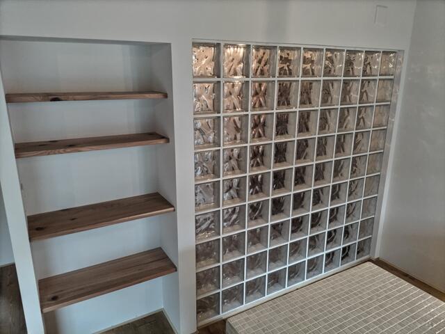 リビング以外の居室／キッチンと玄関を隔てる壁はガラスブロック