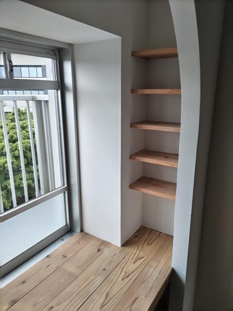 リビング以外の居室／ヌックスペースの棚にはお気に入りの本を並べてみてはいかがでし