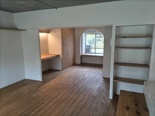 リビング以外の居室／無垢材のフローリングは時間とともに味わいが増していきます