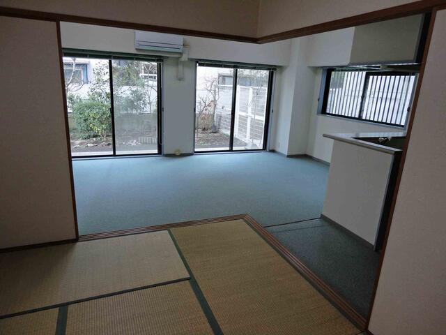 リビング／和室よりリビング／撮影日2011-03-09