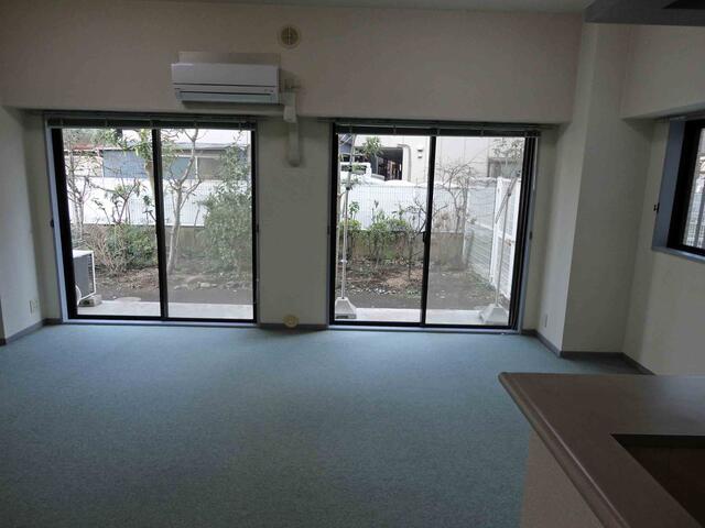 リビング／右キッチン、前専用庭／撮影日2011-03-09