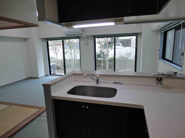 キッチン／キッチンよりリビング／撮影日2011-03-09