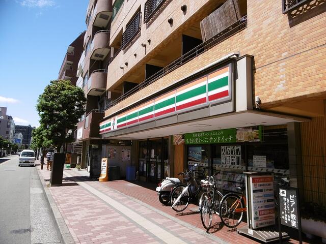 セブンイレブン三鷹駅南通り店 (161m)