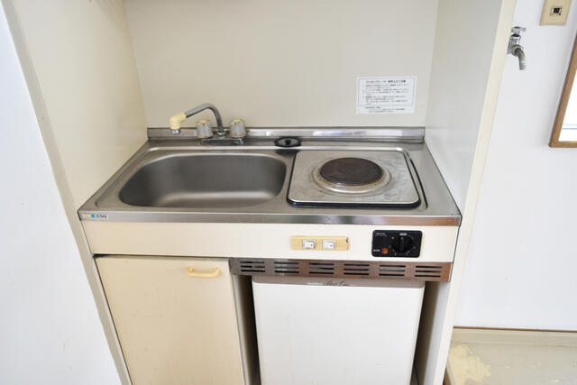 キッチン／【　キッチン　】　電気コンロ１口＆ミニ冷蔵庫完備で、毎日の自／撮影日2025-07-13