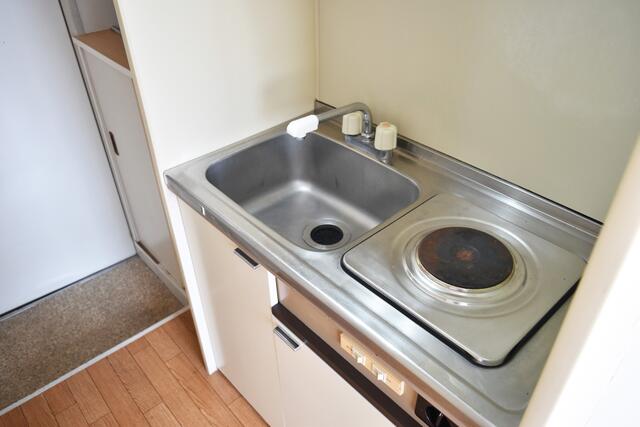 キッチン／【キッチン】電気コンロ付き・収納スペースあり　日々の調理に便